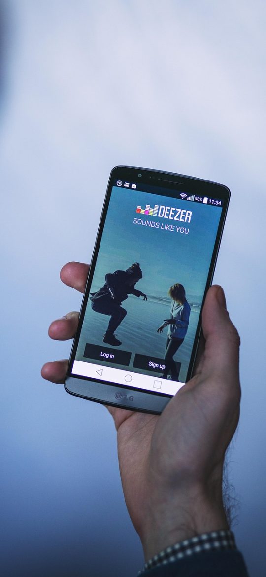 男同社区 App 频道列表界面截图，竖排展示各条内容主线的名称与累积专题数量徽章